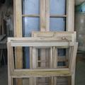 Finestre in castagno con chiusure in legno