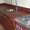 cucina in sequoia con piano da pezzo unico
