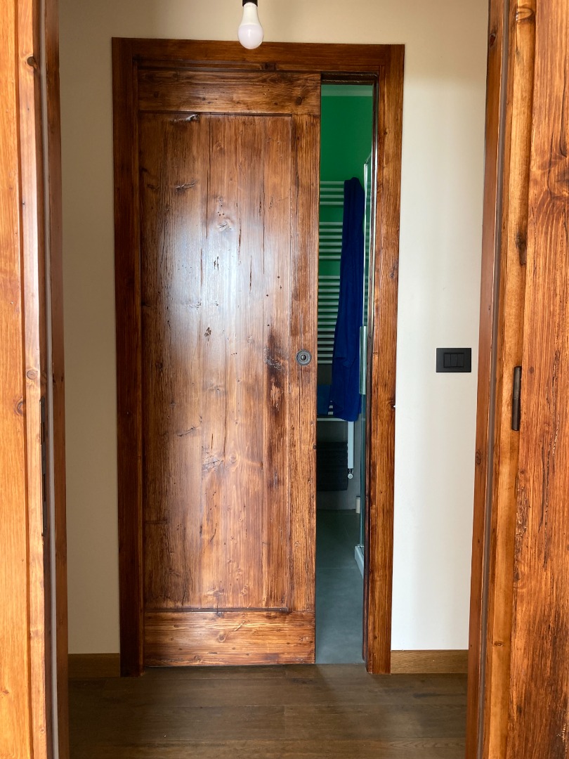 Porte in abete di recupero da tavole da ponteggio leggermente piallate con ossatura liscia e fasce perimetrali invecchiate