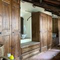 Armadio in abete con sportelli a una formella e cassetti con ferramenta a vista e chiusura a chiave