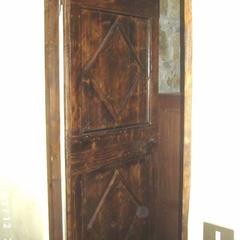 Porta in abete vecchio invecchiata a un anta con ossatura liscia fasce di rigiro e traverso orizzontale con decorazioni a rombo